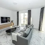 Corner Spacious 2br - By Hostmt *