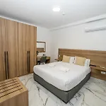 Corner Spacious 2br - By Hostmt Apartment