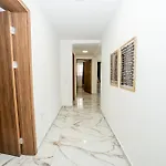 Corner Spacious 2br - By Hostmt Apartment