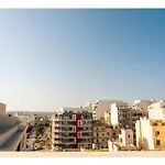 Corner Spacious 2br - By Hostmt Apartment *