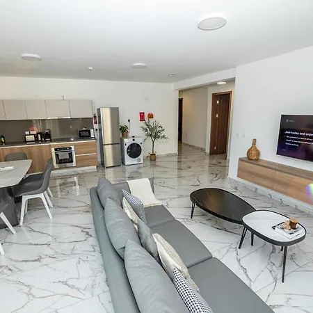 New Corner Spacious 2b Apartment *