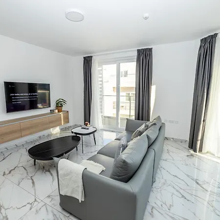 Corner Spacious 2br - By Hostmt *