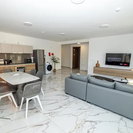 Corner Spacious 2br - By Hostmt * St. Paul's Bay