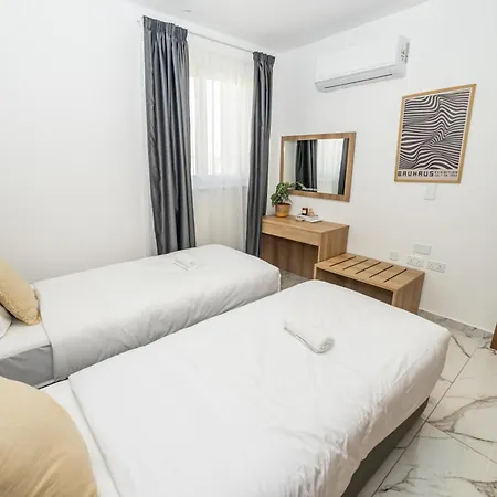 Corner Spacious 2br - By Hostmt *