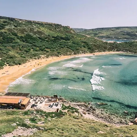 Corner Spacious 2br - By Hostmt * St. Paul's Bay