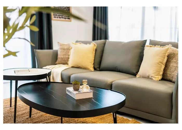 Corner Spacious 2br - By Hostmt Lägenhet