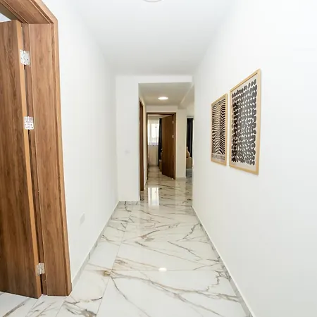 Corner Spacious 2br - By Hostmt شقة