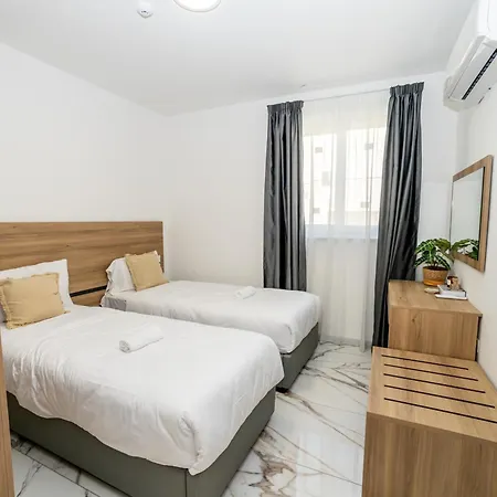 Corner Spacious 2br - By Hostmt