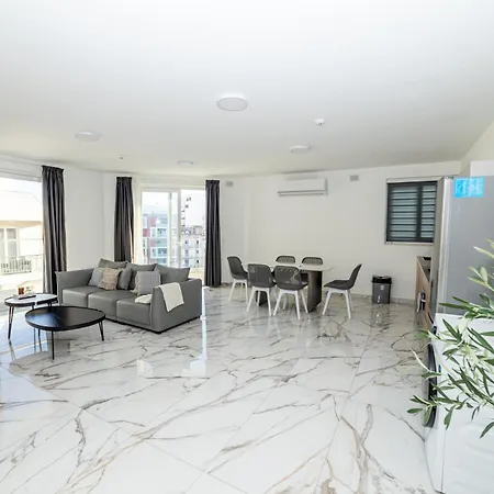 شقة Corner Spacious 2br - By Hostmt