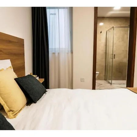 Corner Spacious 2br - By Hostmt شقة