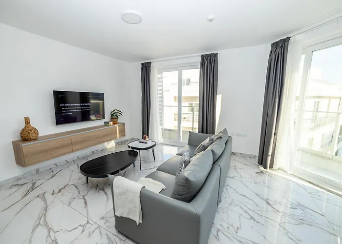 Corner Spacious 2br - By Hostmt *