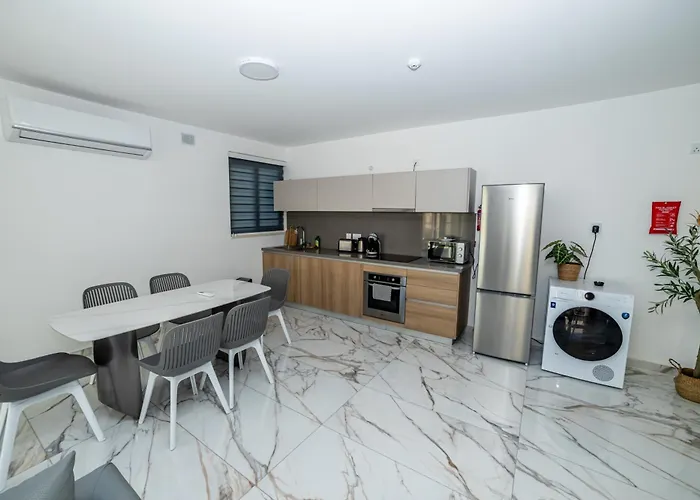 Appartement Corner Spacious 2br - By Hostmt