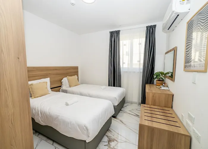 Corner Spacious 2br - By Hostmt